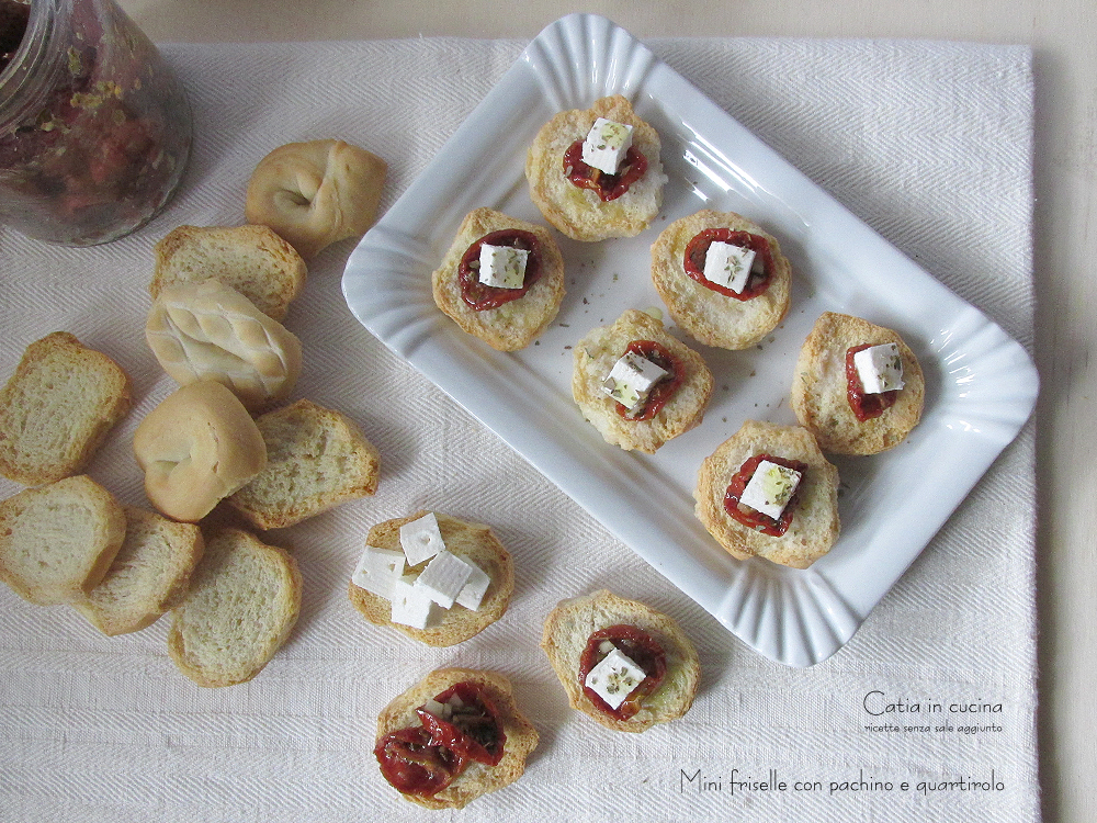 Mini friselle con pachino secchi y quartirolo