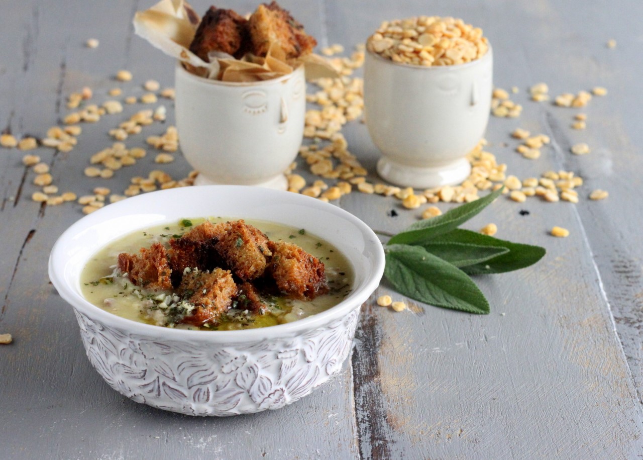 Puré de almorta, salchicha y picatostes