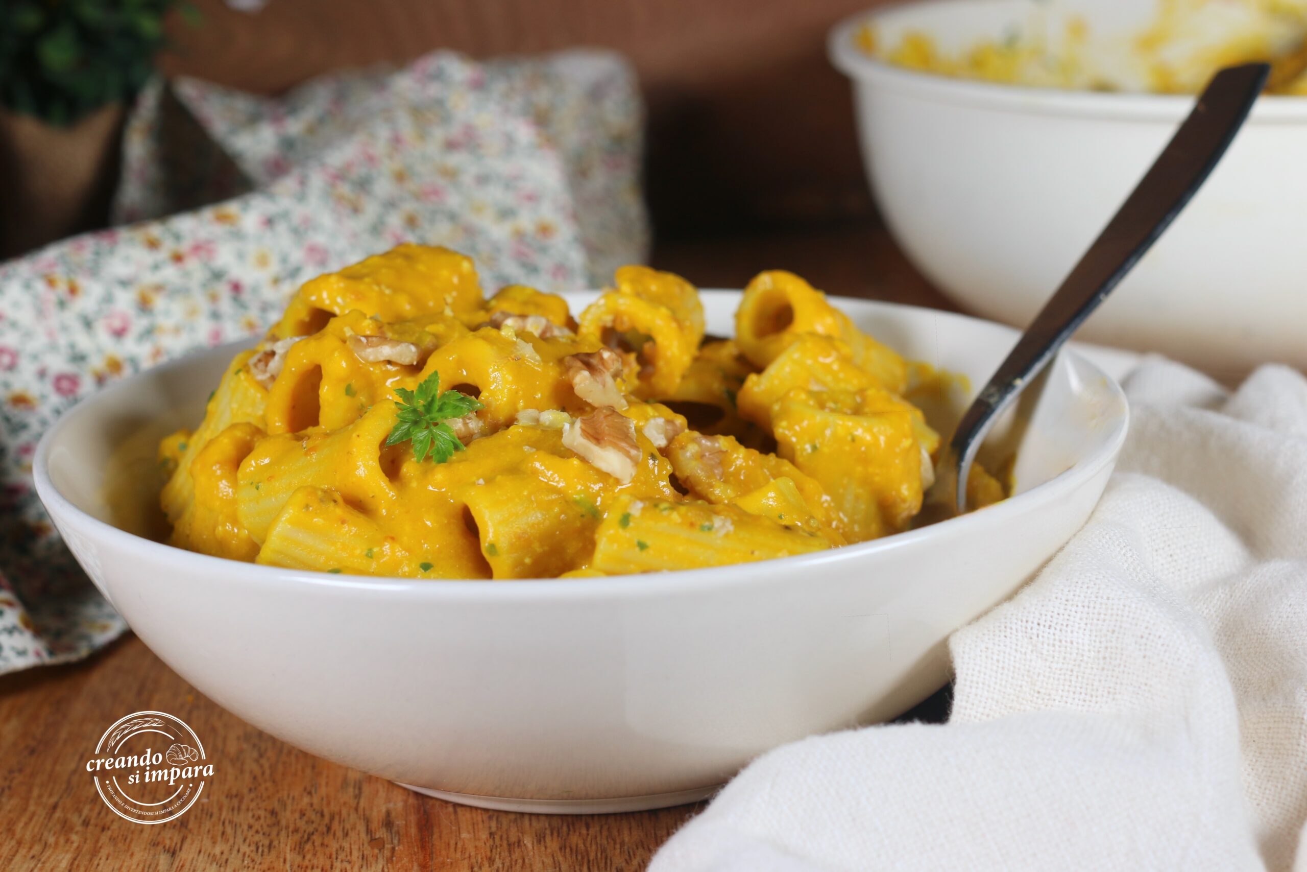 Pasta con crema de calabaza y nueces: la receta cremosa perfumada a la naranja