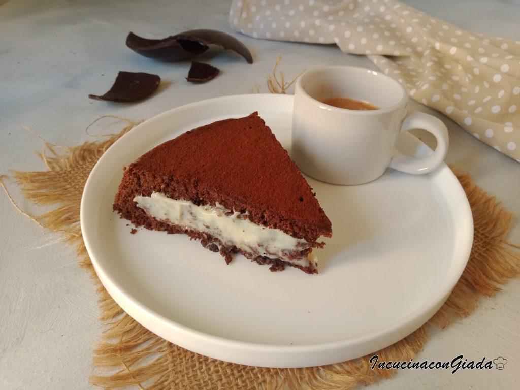 pastel de cacao con corazón de chocolate blanco