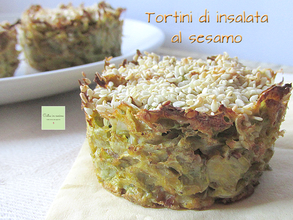 Pastelitos de ensalada con semillas de sésamo