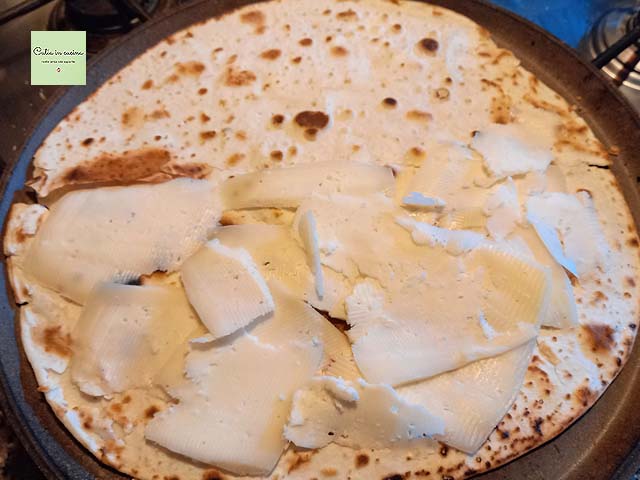 distribuir el queso sobre media piada