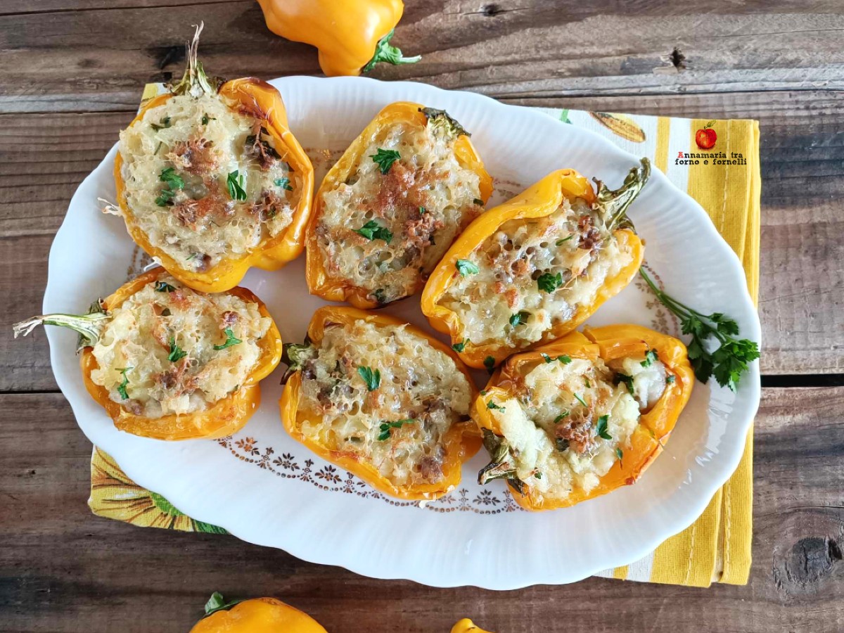 Pimientos rellenos con patatas y salchicha al horno