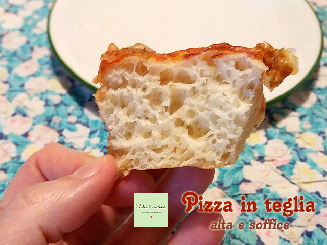 pizza alta y esponjosa, trocito