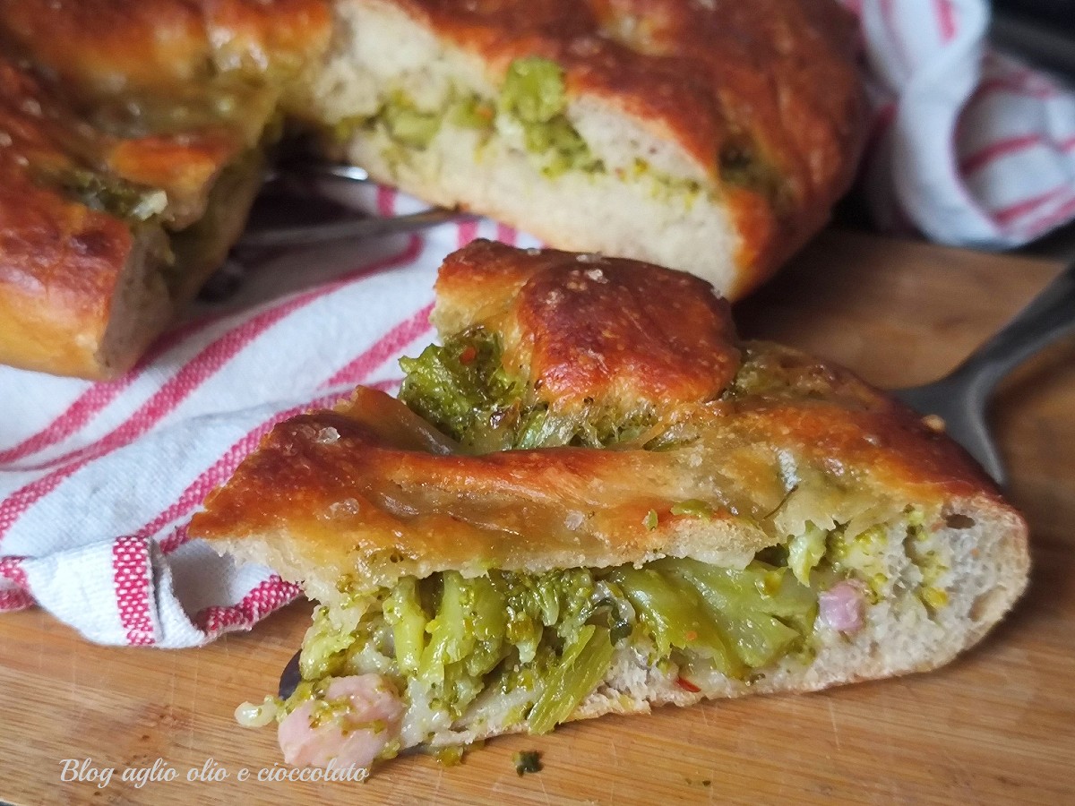 Pizza rellena con brócoli y panceta-fácil y sin levadura