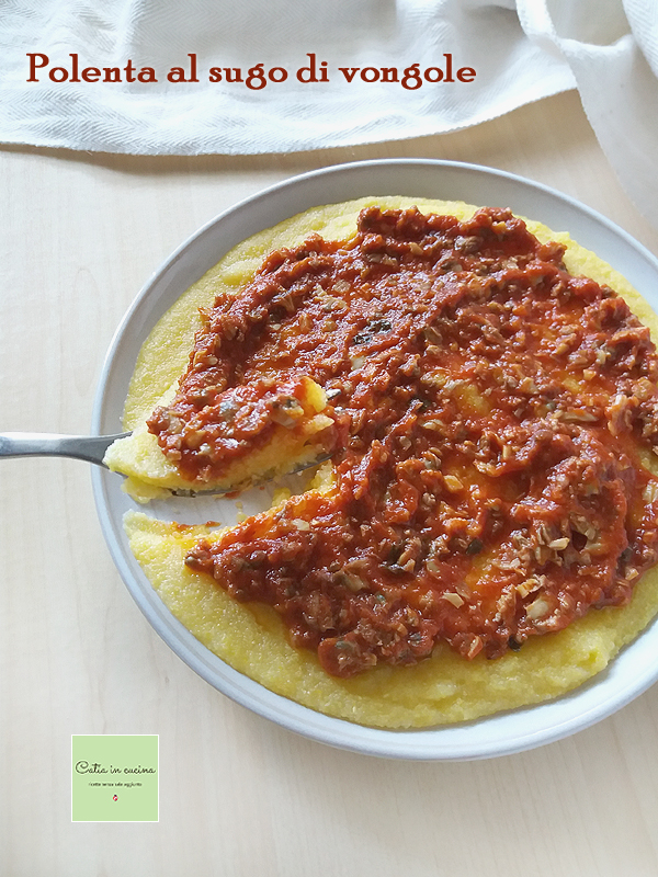 polenta con salsa de almejas