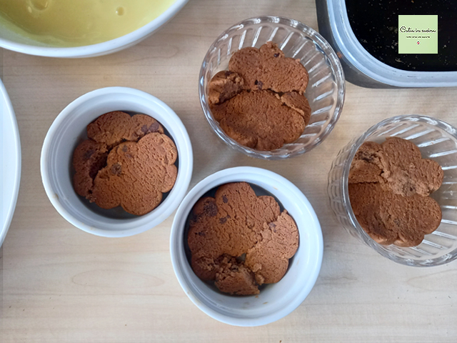 postre de crema y café con galletas de chocolate