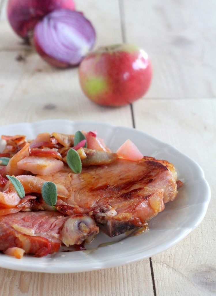 cerdo ahumado manzanas y cebollas