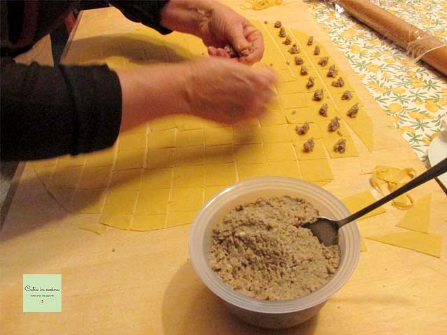 ripieno per cappelletti e mamma all'opera