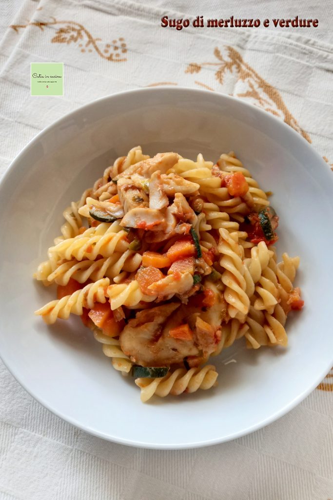 fusilli con salsa de bacalao y verduras