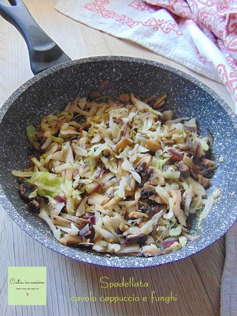 salteado de col y champiñones