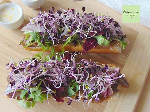 sándwich con carne lechuga y brotes paso 3