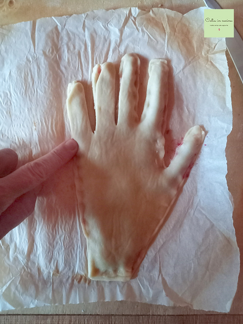 sellar los bordes de la masa con las yemas de los dedos