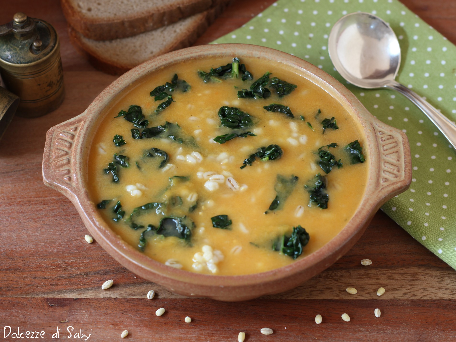 Sopa de cebada con calabaza y col rizada