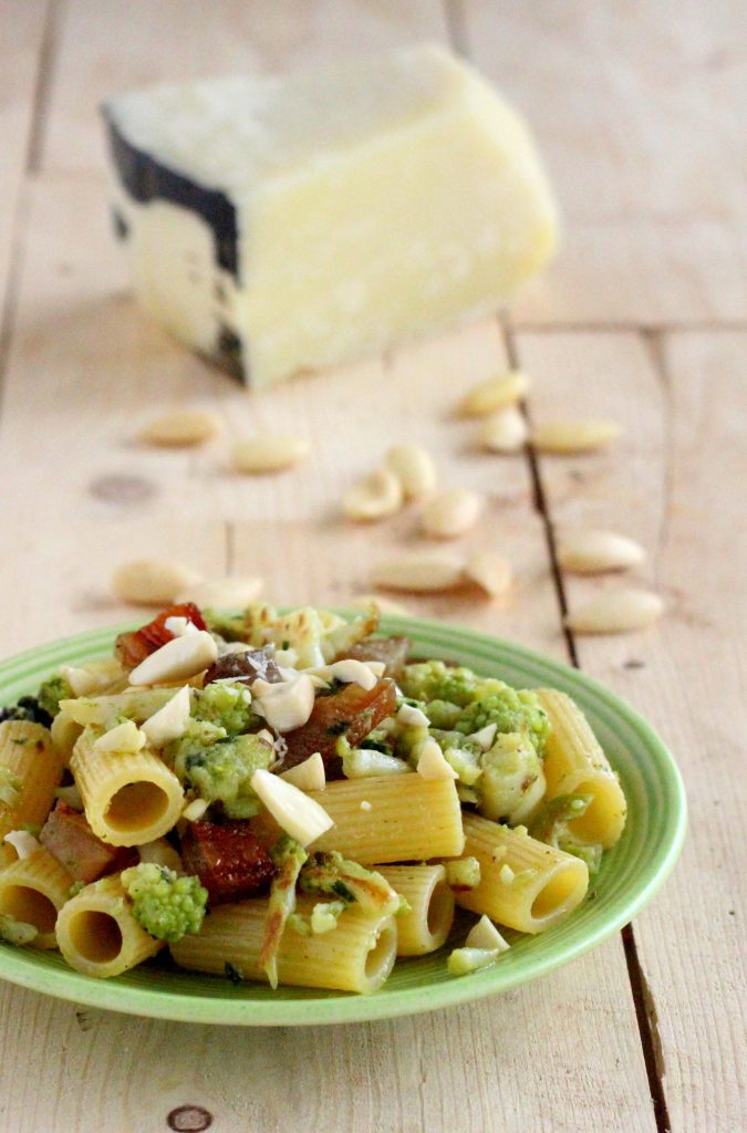 Rigatoni coliflor romana y almendras