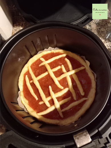 tarta cocida en la freidora de aire - lista para cocer