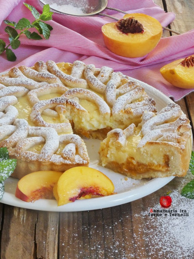 tarta con melocotones caramelizados y crema porción