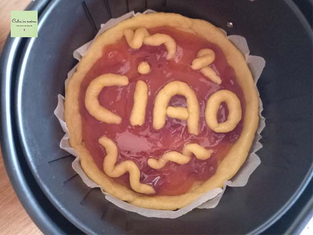 tarta en la freidora de aire lista para cocer