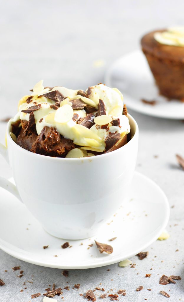 Pastelito en taza de cacao y yogur en freidora de aire