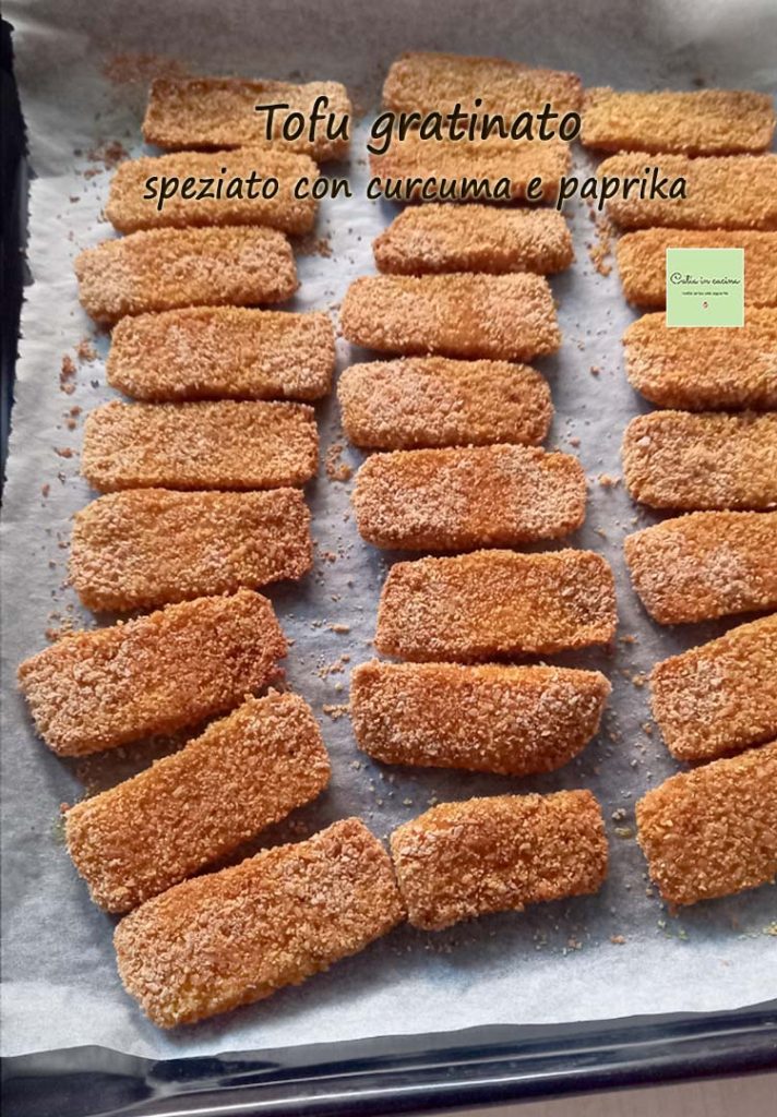 tofu gratinado especiado recién horneado