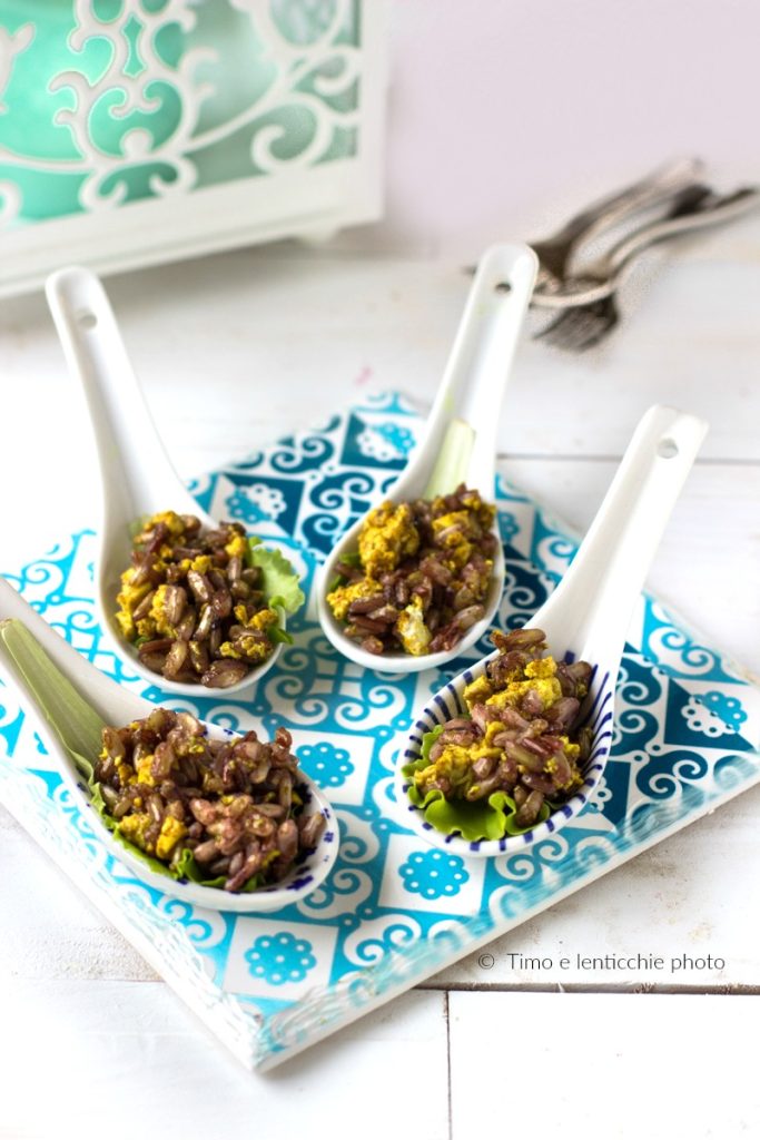 Ensalada de arroz y tofu revuelto