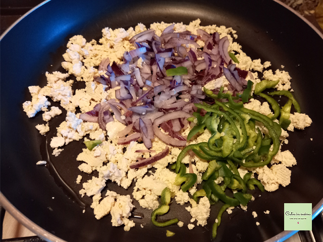 desmenuzar el tofu y saltearlo en la sartén con cebolla y pimiento