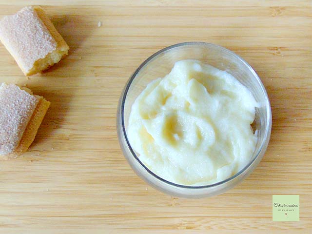 verter la crema en el vasito