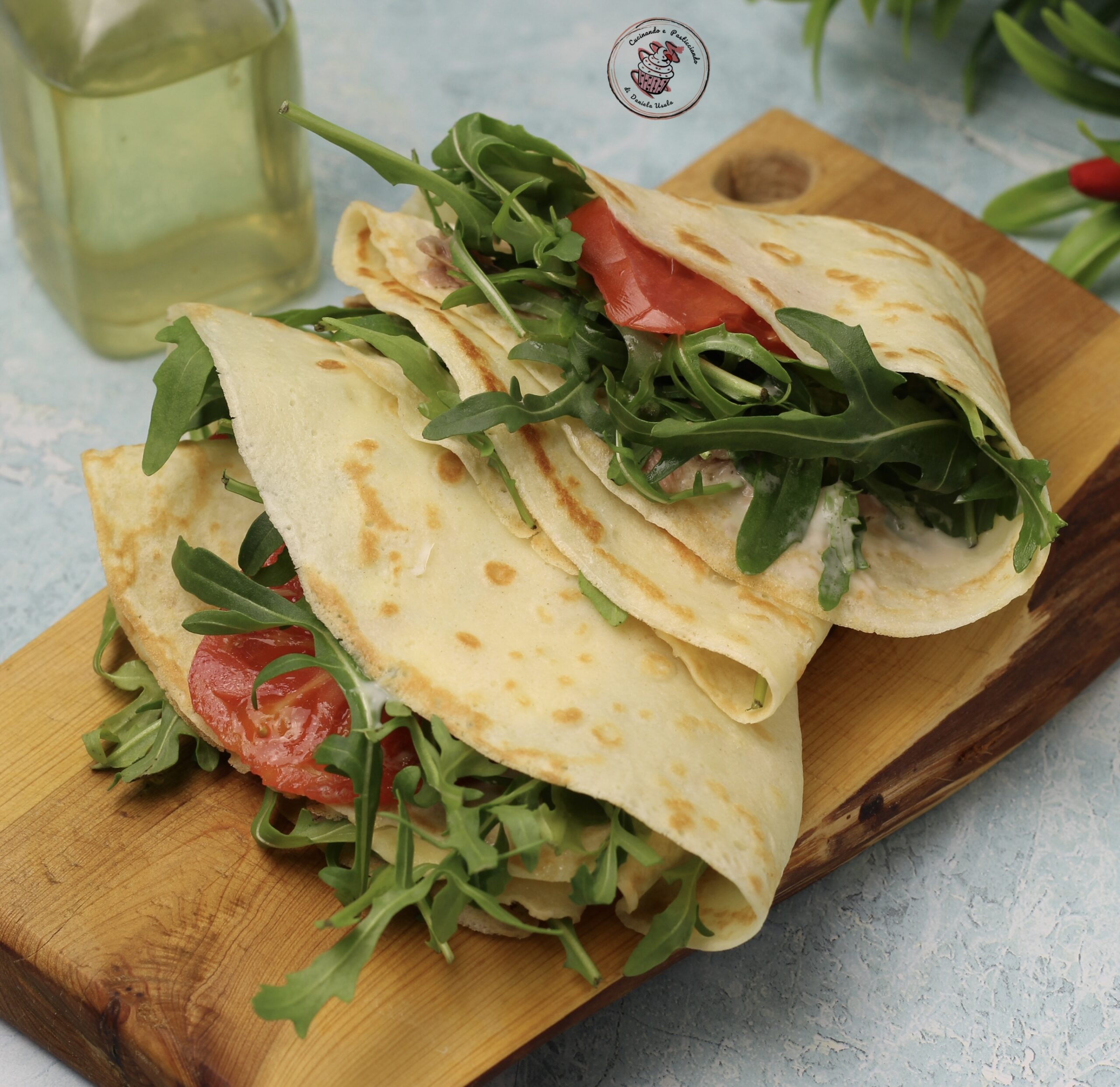 CREPES SALADAS CON RÚCULA, TOMATES Y ATÚN – Receta Fácil y Rápida para Cena o Comida Ligera