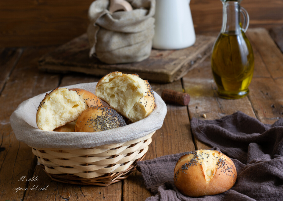 Panecillos de leche con aceite de oliva y sémola remolida