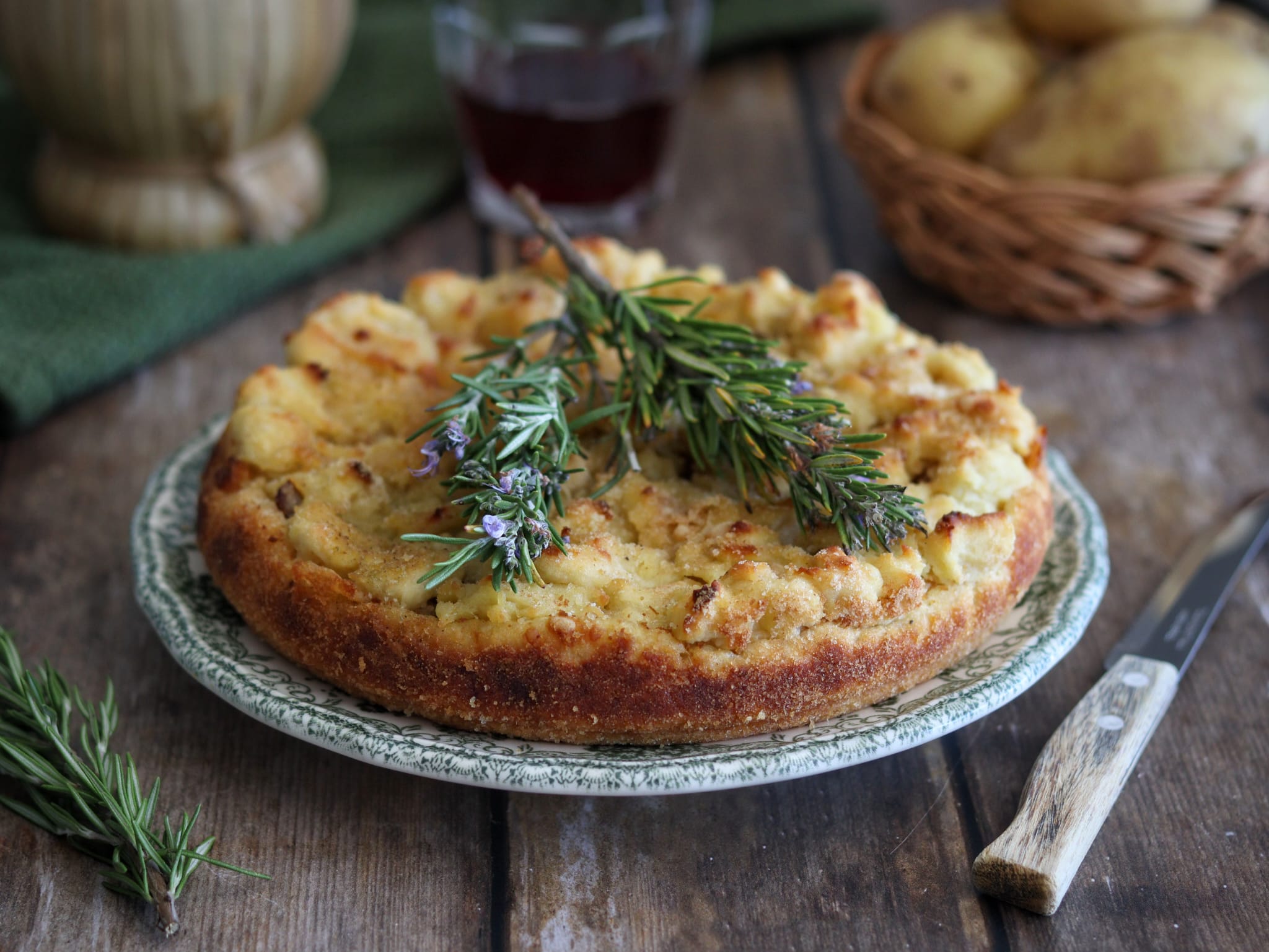 Crumble de patatas con salchicha y taleggio