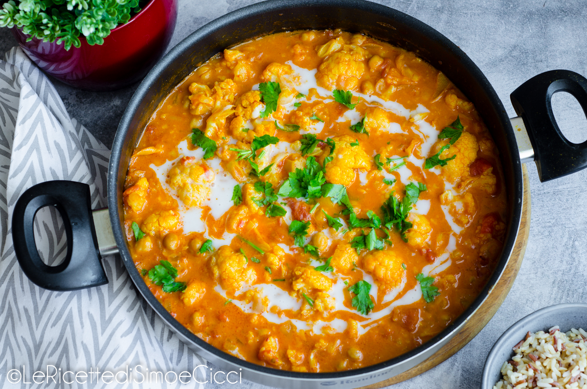 Curry cremoso de coliflor y garbanzos: comfort food listo en 30 minutos
