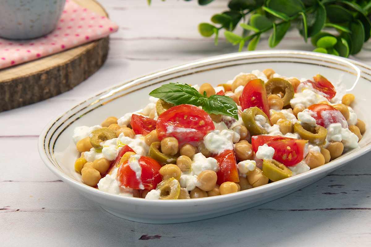 Ensalada de garbanzos, tomatitos y requesón