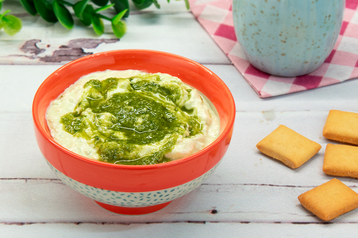 Crema de feta y queso cremoso al pesto