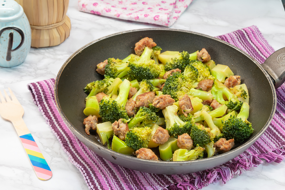 Brócoli y salchicha a la sartén