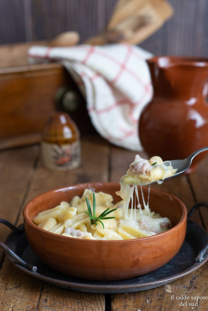 Pasta con patatas, provola y salchicha desmigada