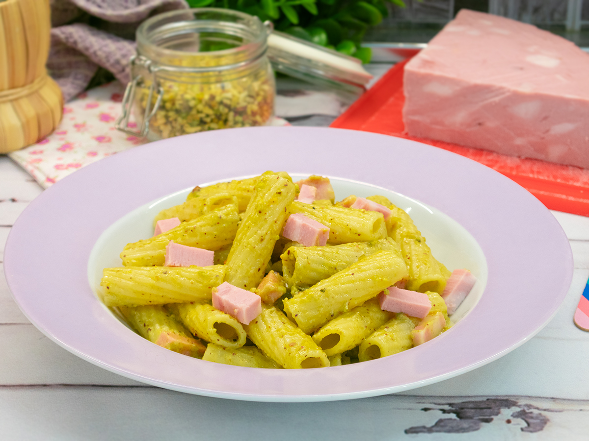 Pasta al pesto de pistachos y mortadela
