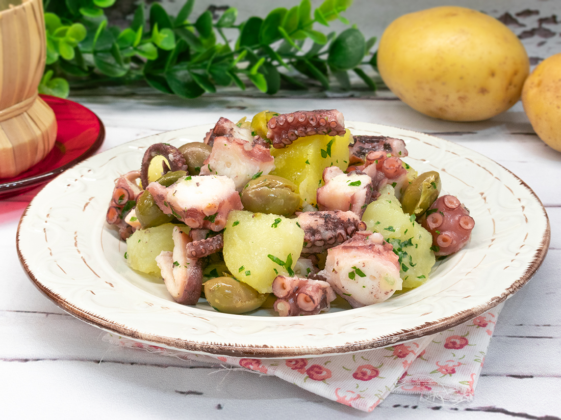 Ensalada de pulpo con patatas y aceitunas
