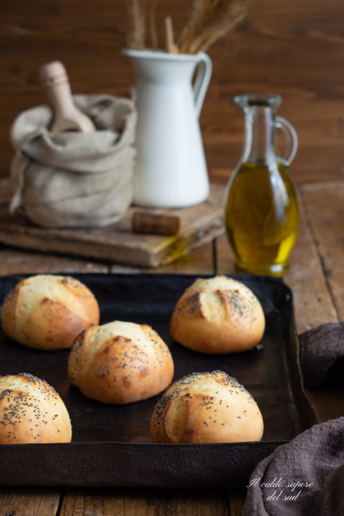 Panecillos de leche con aceite de oliva y sémola remolida
