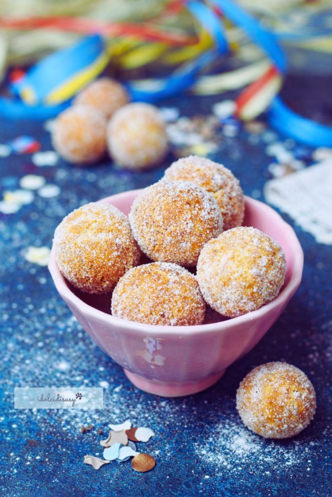 Castagnuelas de Carnaval fritas suaves y perfumadas con naranja y licor Strega, hechas en casa
