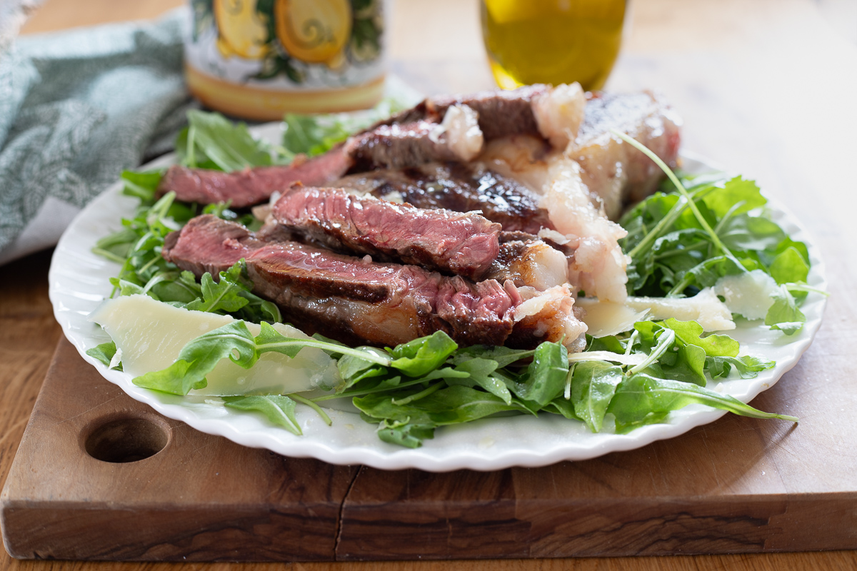 Tagliata de ternera con rúcula y Grana