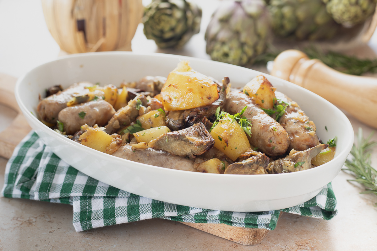 Salchicha con alcachofas y patatas