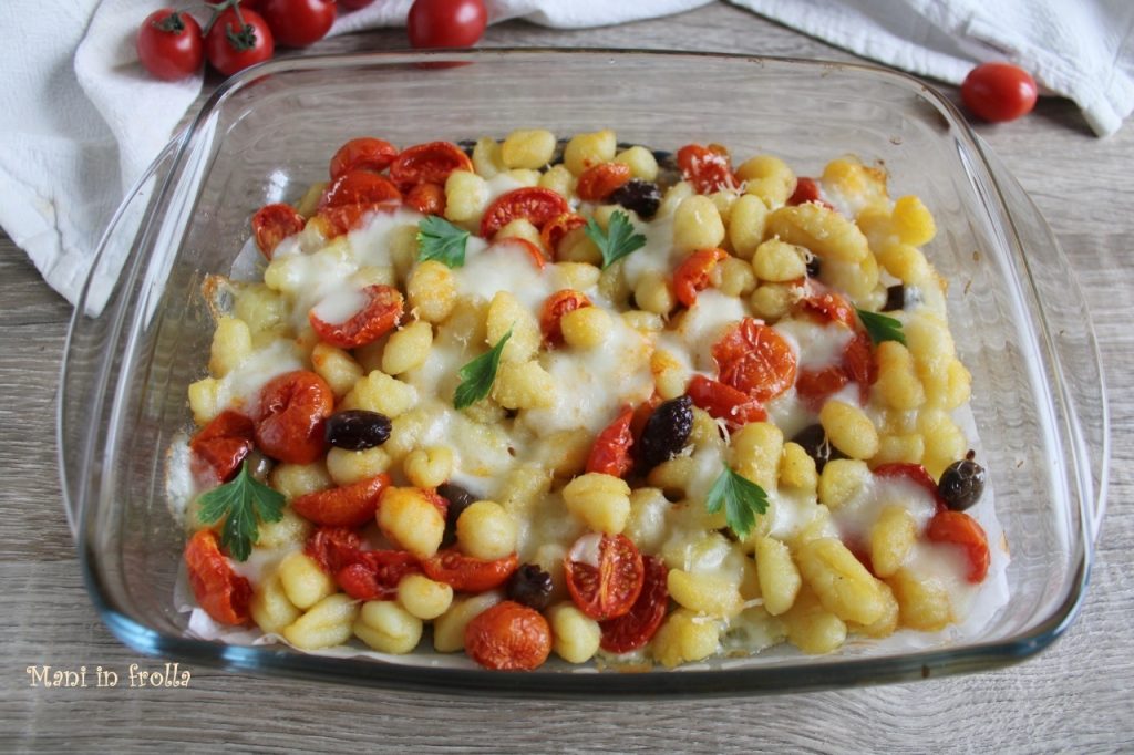 Ñoquis en bandeja con tomates cherry y mozzarella