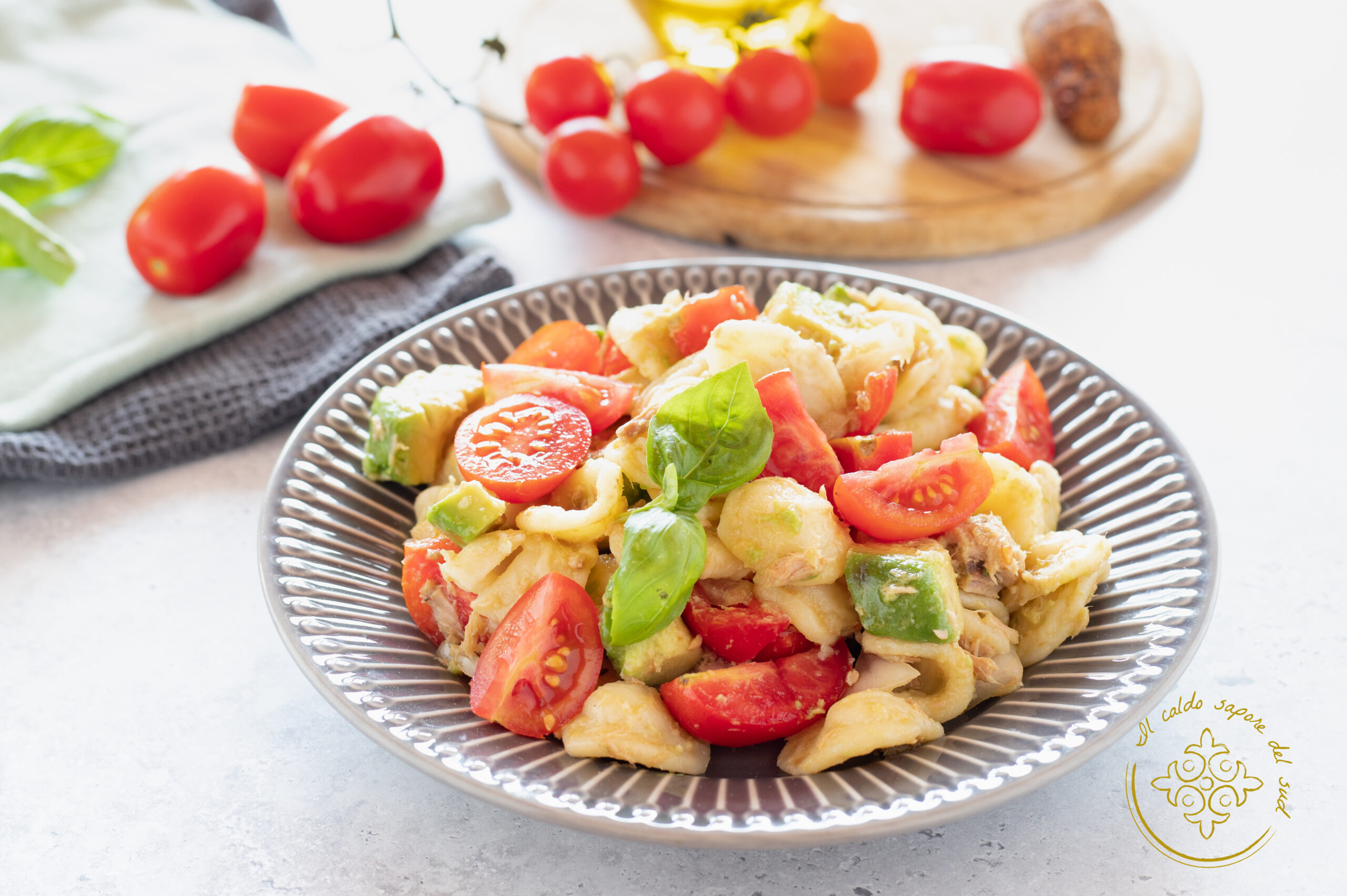 Pasta fría con aguacate, atún y tomatitos
