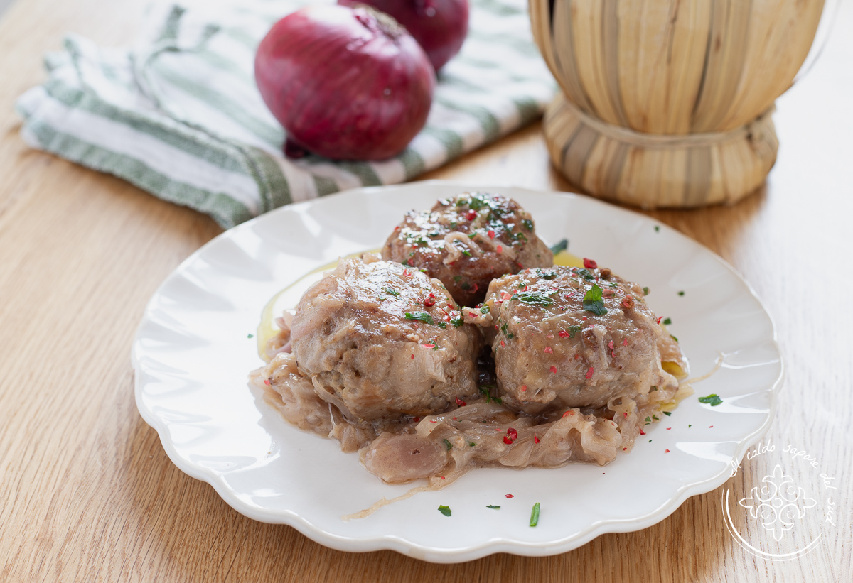 Albóndigas con cebolla y vino blanco