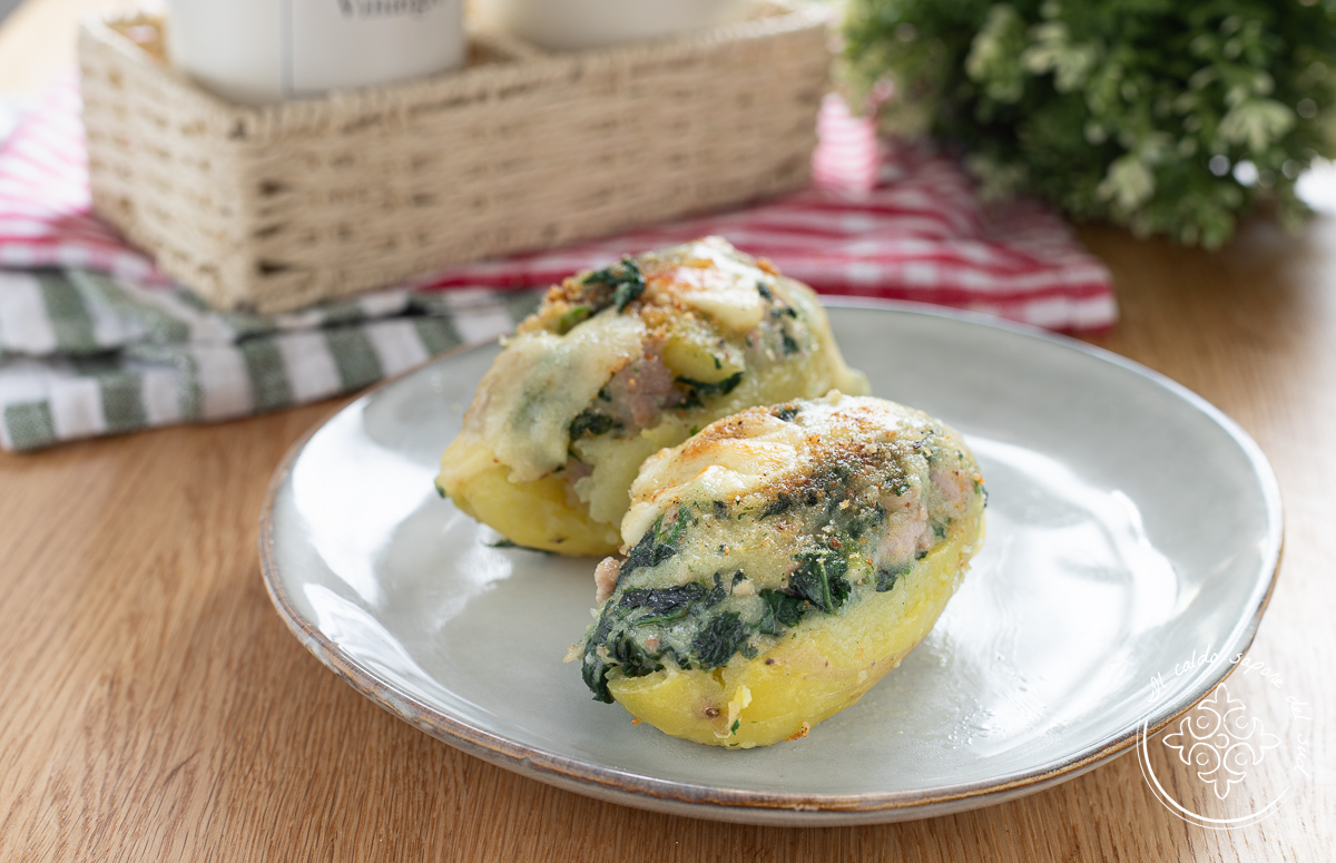 Patatas rellenas de salchicha y espinacas