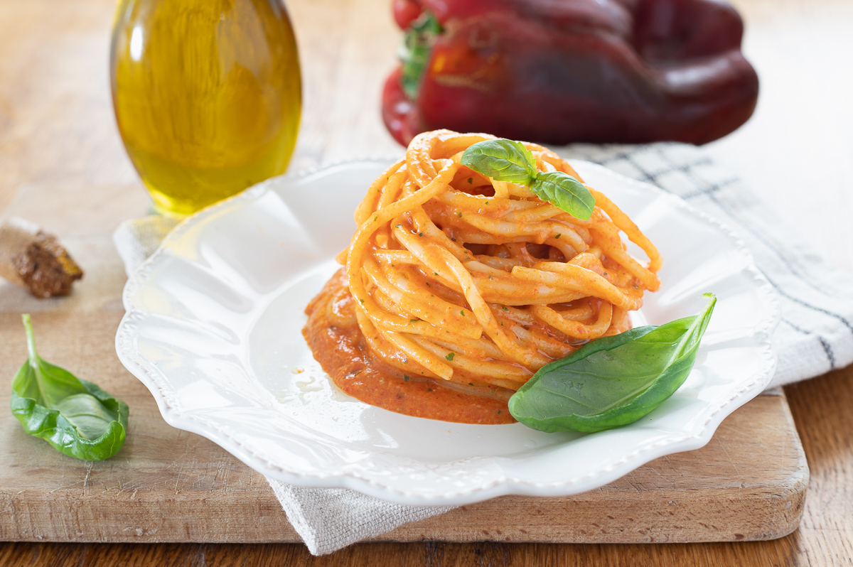 Pasta con crema de pimientos asados