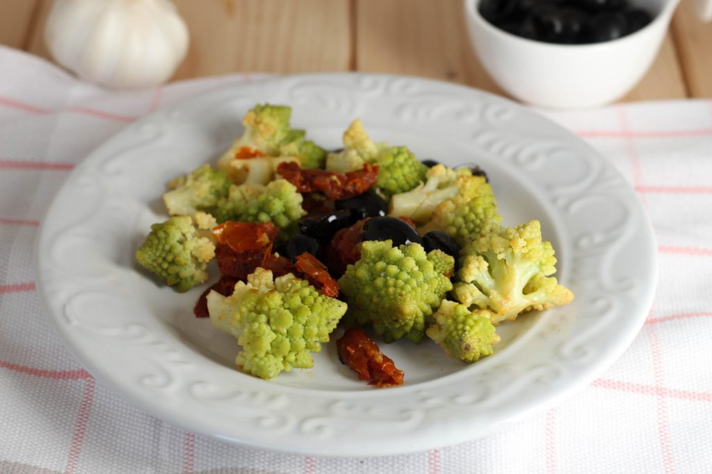 romanesco salteado con tomates secos y aceitunas