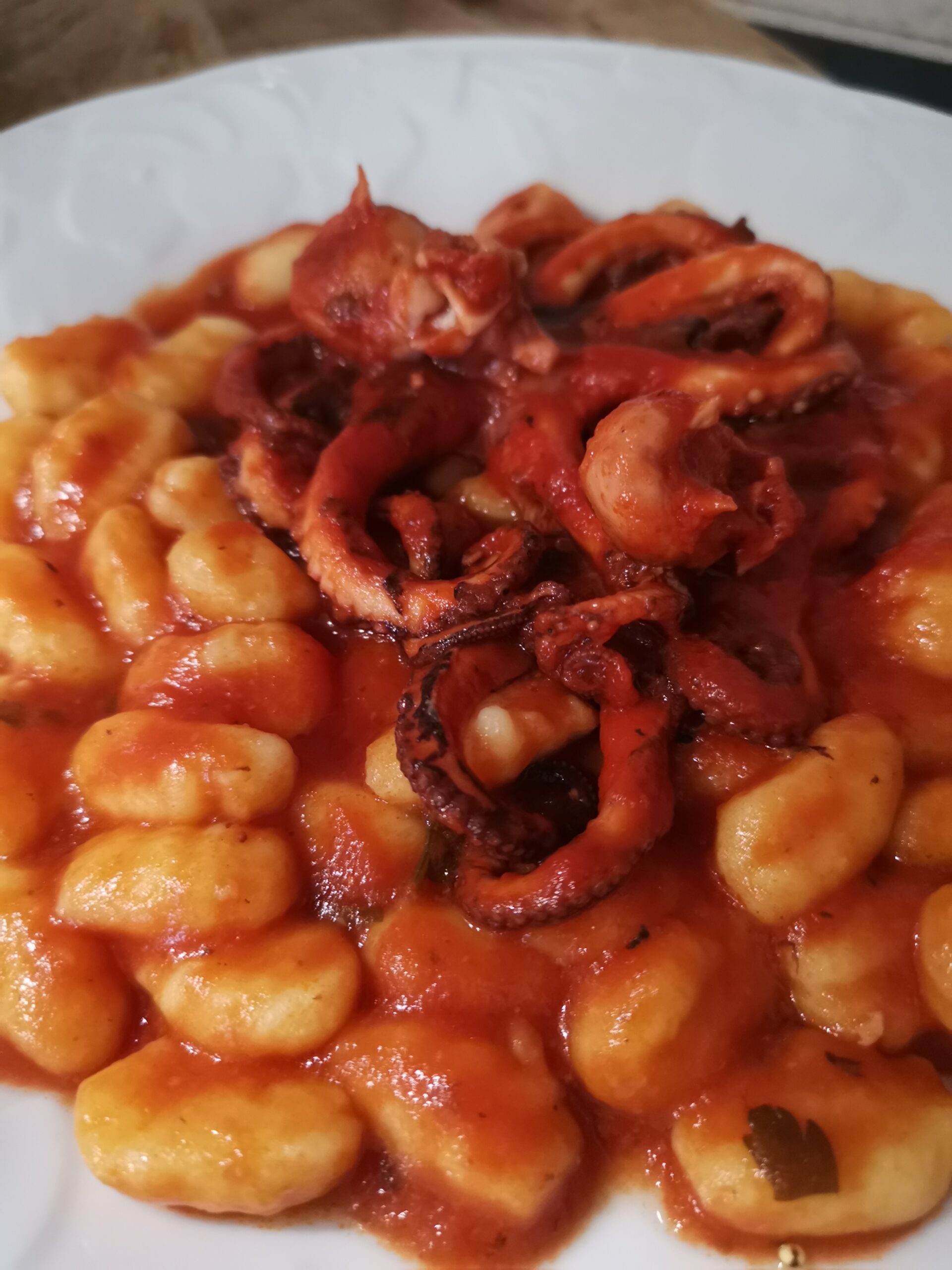 Ñoquis con salsa de pulpo
