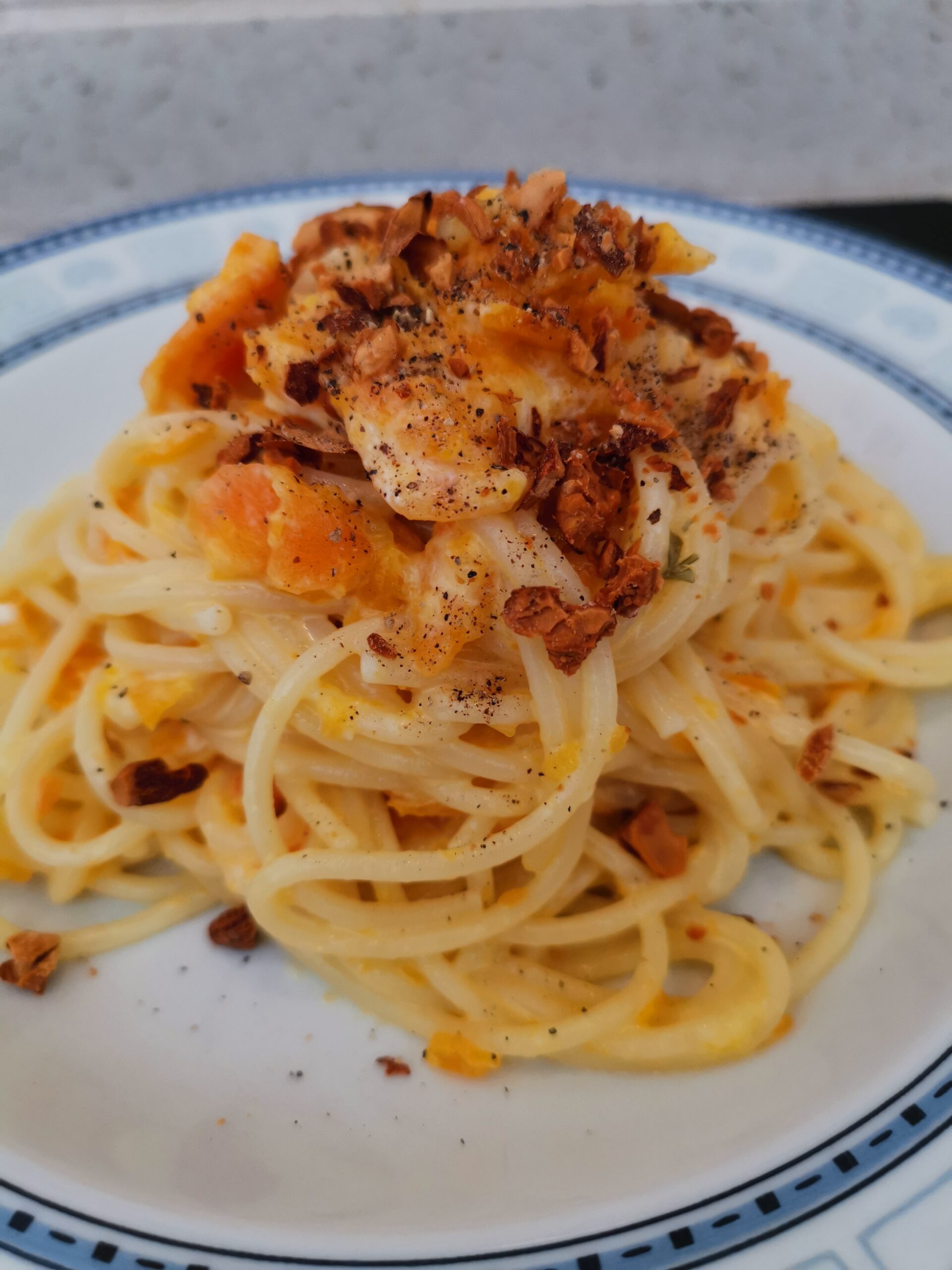 Espaguetis cremosos con zanahorias, stracchino y granillo de almendras