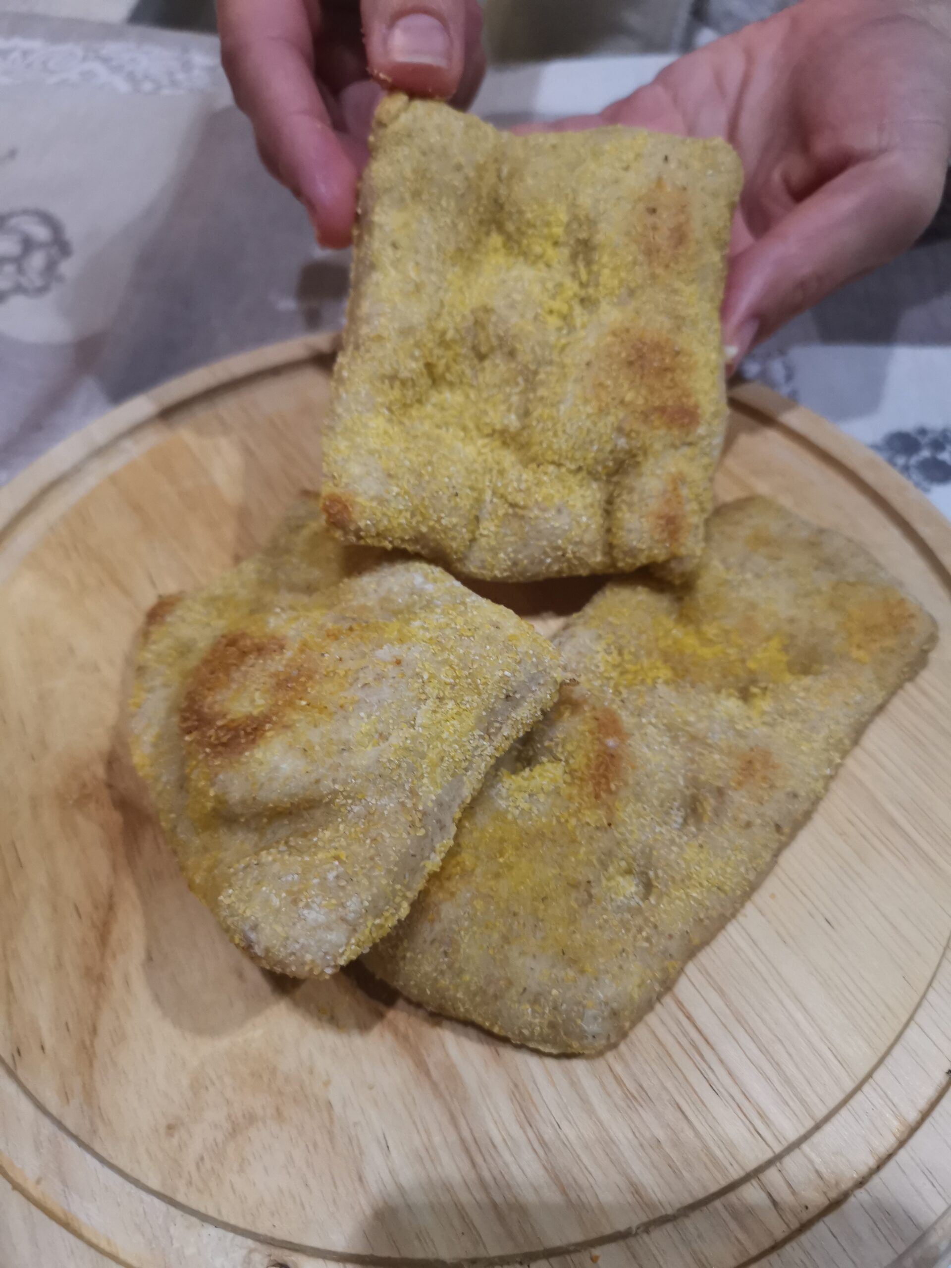 Tortitas con cobertura de harina de polenta cocidas en sartén